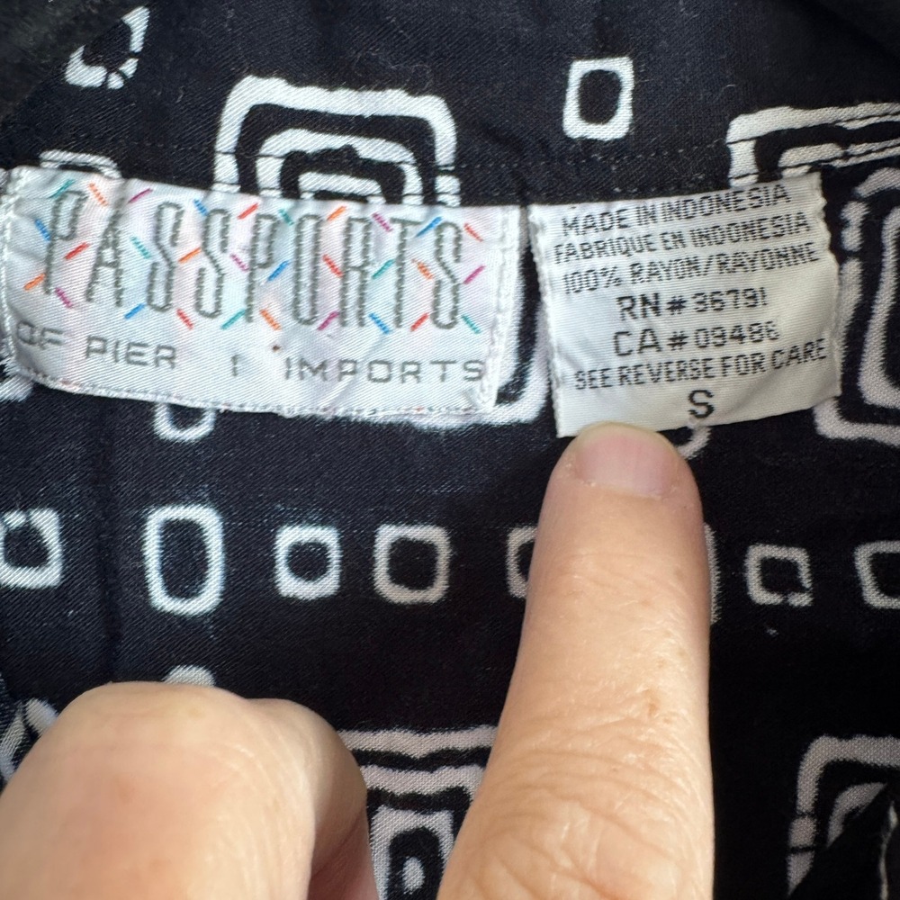 Y2K Passports Pier 1‎ Imports Black White Geometric Rayon Button Up Shirt S - Picture 3 of 4